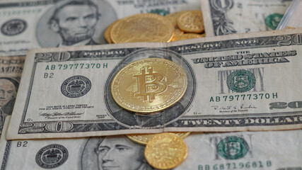 Concepto de monedas de Bitcoin sobre manto de dólares americanos y apariencia de oro