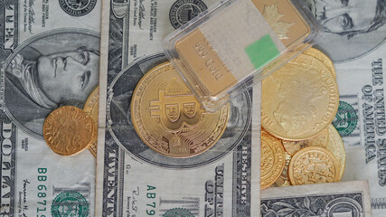 Concepto de monedas de Bitcoin sobre manto de dólares americanos y apariencia de oro