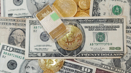 Concepto de monedas de Bitcoin sobre manto de dólares americanos y apariencia de oro