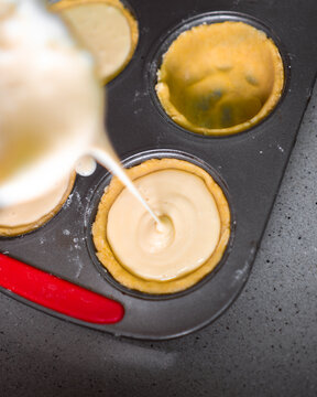 Preparaci&oacute;n de reposter&iacute;a en molde gris
