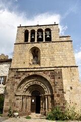 Fototapeta na wymiar église Saint6pierre à Arlempdes (Haute-loire)