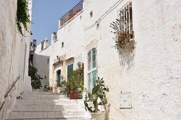 Tra le vie del centro storico di Ostuni la citt&agrave; bianca in Puglia