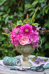 romantischer Blumenstrauß mit pink Sommerblumen in vintage Vase