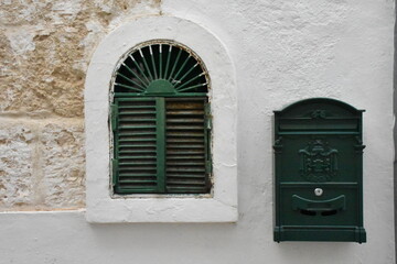 Tra le vie del centro storico di Ostuni la citt&agrave; bianca in Puglia