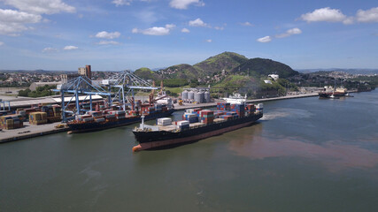 Manobra de navio cargueiro feita por rebocadores entre os portos de Vitória e Vila Velha, Espírito Santo, Brasil.
Ship handling. Using tug boats for manouevring a ship.