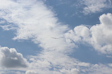 Segelflugzeug im sommerlichen Himmel mit leichter Bewölkung