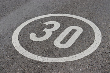 Fahrbahnmarkierung auf der Straße: 30er Zone, Tempo 30
