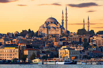 Fototapeta premium Suleymaniye Mosque at the sunrise in Istanbul, Turkey