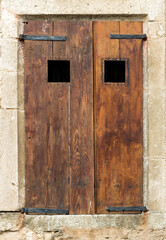 Volet de fenêtre ancienne à Vuillafans, Doubs, France