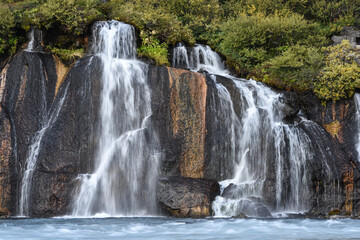 malerischer Wasserfall in felsiger Landschaft in Island