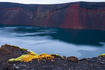 malerische Idylle an einem Kratersee mit bunten Bergen © natros