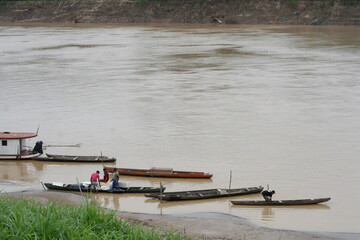 canoa parada na beira do rio