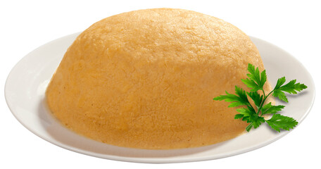 Cuscuz, típico do nordeste brasileiro, feito a base de farinha de milho, no fundo branco para recorte.
