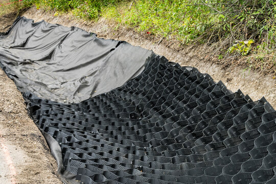 Roadsie erosion stabilization with geocells