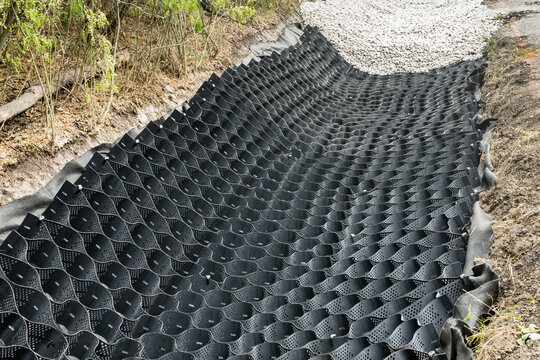 Roadsie erosion stabilization with geocells