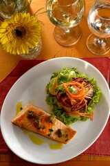 .Salmão Grelhado com Salada