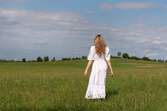 Frau in weißem Kleid in der Natur