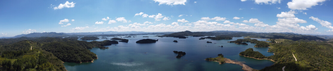 Obraz premium Panoramic dam of the Peñol - Guatape in the department of Antioquia Colombia, day of blue and sunny nines
