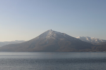 冬の支笏湖畔から見える雪化粧した恵庭岳