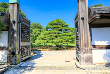 京都、二条城の二の丸庭園入り口
