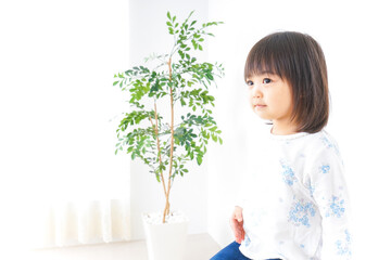 部屋で遊ぶ子ども