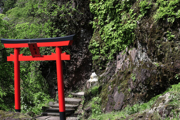 夫婦岩の赤い鳥居