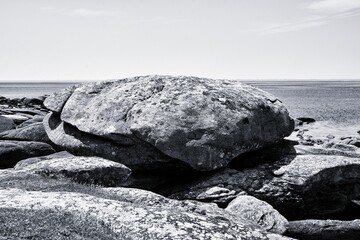Rocher de granit  en bord de mer .