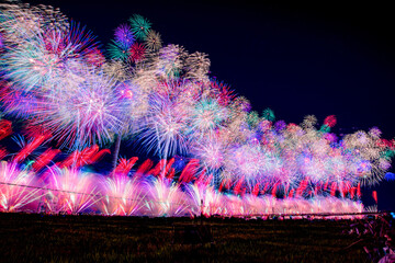 長岡花火 フェニックス花火（彩色千輪ワイドスターマイン）