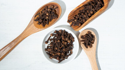 チョウジ（丁子、丁字）またはクローブ（英: Clove）、インド産、インド料理などに香辛料として使用される。