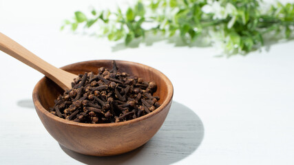 チョウジ（丁子、丁字）またはクローブ（英: Clove）、インド産、インド料理などに香辛料として使用される。