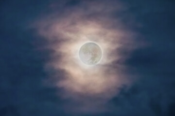 雲から現れた満月、お月さま/月夜/秋の夜 中秋の名月/神秘的な夜/ダークな闇/ファンタジー/ハロウィン