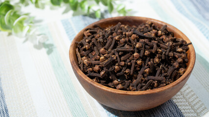 チョウジ（丁子、丁字）またはクローブ（英: Clove）、インド産、インド料理などに香辛料として使用される。