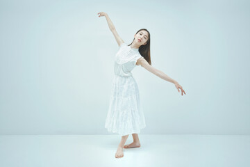 Fototapeta na wymiar 優雅に踊る若い女性