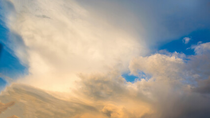 Obraz premium Disturbing sunset sky