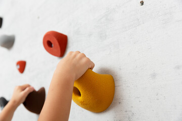 クライミングを楽しむ可愛い子供の手