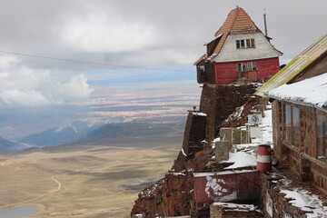 Casa no alto da montanha Chacaltaya, próxima a La Paz, Bolívia