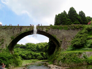 Fototapeta na wymiar 日本最大の水道橋　熊本県の通潤橋からの放水　065