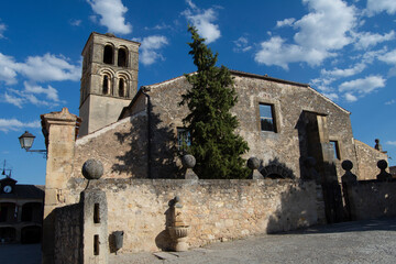Vista de la Iglesia de San Juan Bautista en Pedraza con su campanario