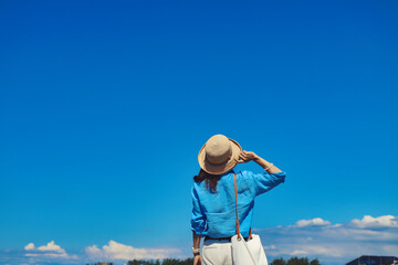 青空と女性の後ろ姿