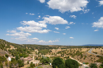 Fototapeta na wymiar Vista de la Casa del Águila Imperial y el acueducto de Pedraza