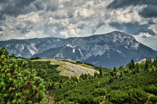 Wandern auf der Schneealpe, Steiermark - sommerliche Landschaft mit Berg, Fels, Gipfel, Wanderweg und dramatisch bew&ouml;lktem Himmel