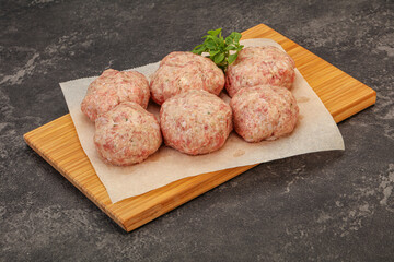 Raw turkey meatball for cooking