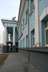 Fototapeta na wymiar Old Stalin house in the central region to Volgograd.