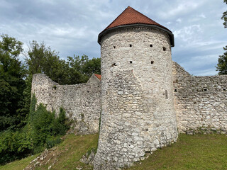 Fototapeta premium Walls and defensive towers of the Frankopan castle - Ogulin, Croatia (Zidine i obrambene kule frankopanskog kaštela - Ogulin, Hrvatska)