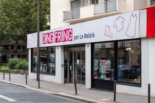 Paris, France - 20 ao&ucirc;t 2021: Vue ext&eacute;rieure d'un magasin Ding Fring, sp&eacute;cialis&eacute; dans la vente au d&eacute;tail de v&ecirc;tements d'occasion, et appartenant &agrave; l'entreprise sociale Le Relais