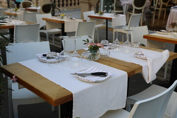 Zastawa na stołach w ogródkach włoskich.