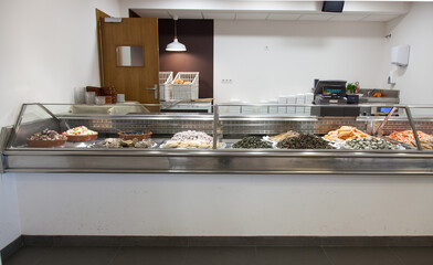 Expositor de producto fresco y preparado en el restaurante-asador Urrunaga de Legutiano, Alava, Pais Vasco.