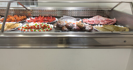 Expositor de producto fresco y preparado en el restaurante-asador Urrunaga de Legutiano, Alava, Pais Vasco.