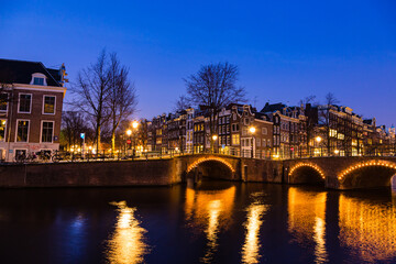 Fototapeta na wymiar オランダ　アムステルダムの夜の運河沿いの街並み