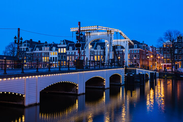 オランダ　アムステルダムのアムステルダムのアムステル川にかかるスキニーブリッジ
